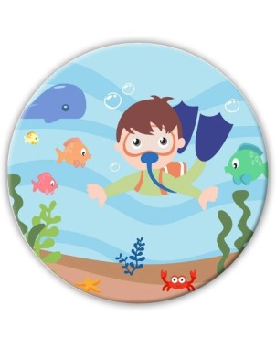 Petit garçon nageant parmi les poissons