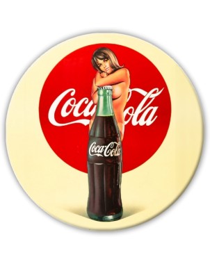 Bouteille de Coca-cola devant une pin-up