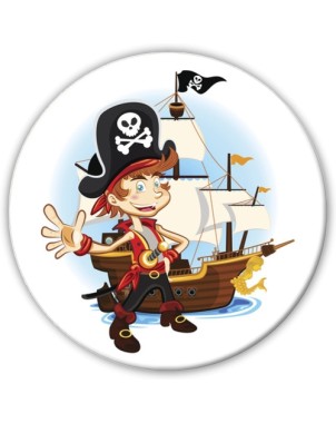 Jeune pirate avec à l'arrière son bateau